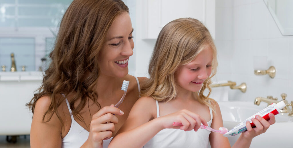También les enseñaremos a que deben cepillarse los dientes al menos dos veces al día, durante un minuto y que se deben cepillar todas las superficies de los dientes
