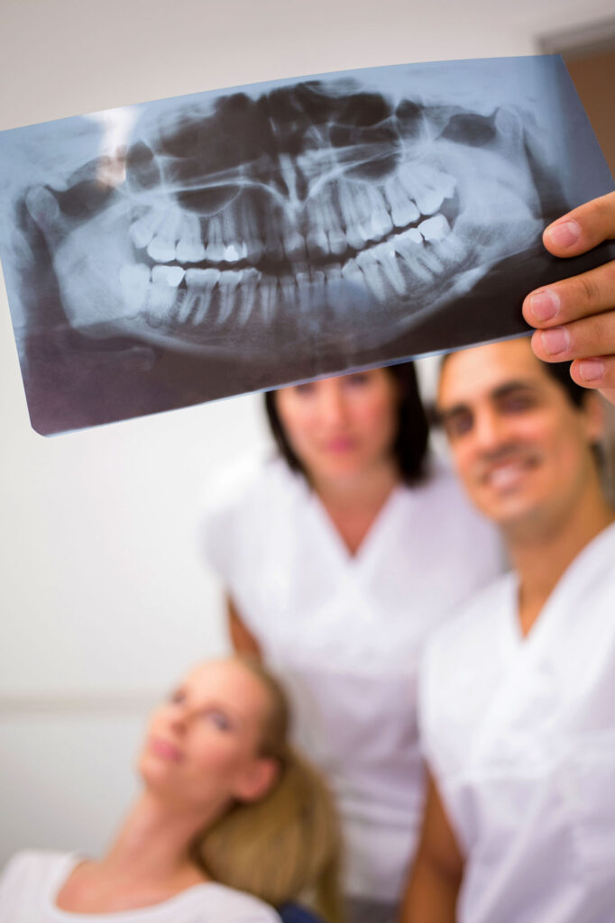 Los implantes osteointegrados son una solución dental innovadora y altamente efectiva para reemplazar dientes perdidos con resultados duraderos y naturales. Este avanzado procedimiento se basa en el proceso de osteointegración, donde el implante de titanio se fusiona de manera segura con el hueso de la mandíbula o maxilar, creando una base sólida para prótesis dentales fijas o removibles. Línea Dental Ciudad Real y Miguelturra